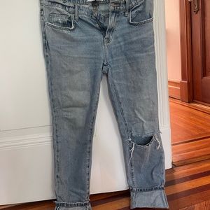 Current Elliot light wash straight legged jeans. Size 26 low rise jeans.